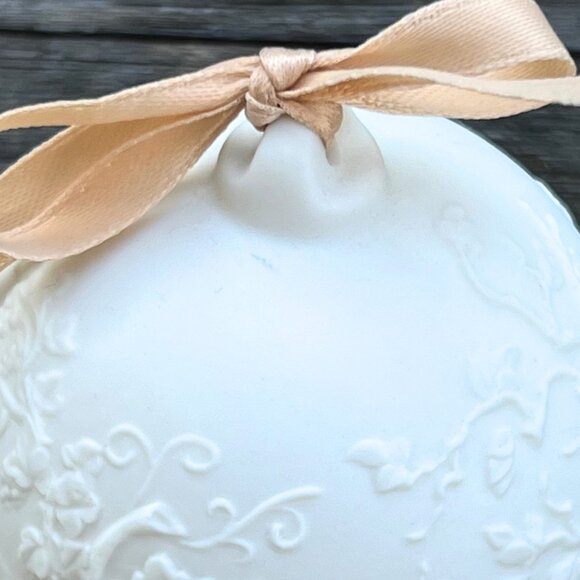 Lladro Collectors Society Porcelain Fall Bell #17615 Peach Trim Ribbon with Box - Picture 3 of 9